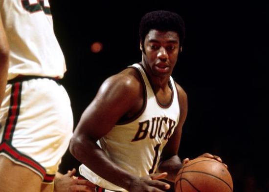 赛道之间的 赛道之间的